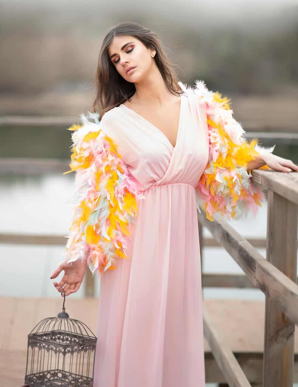 Vestido de coctel con adornos de pluma natural de Isabel Valiente