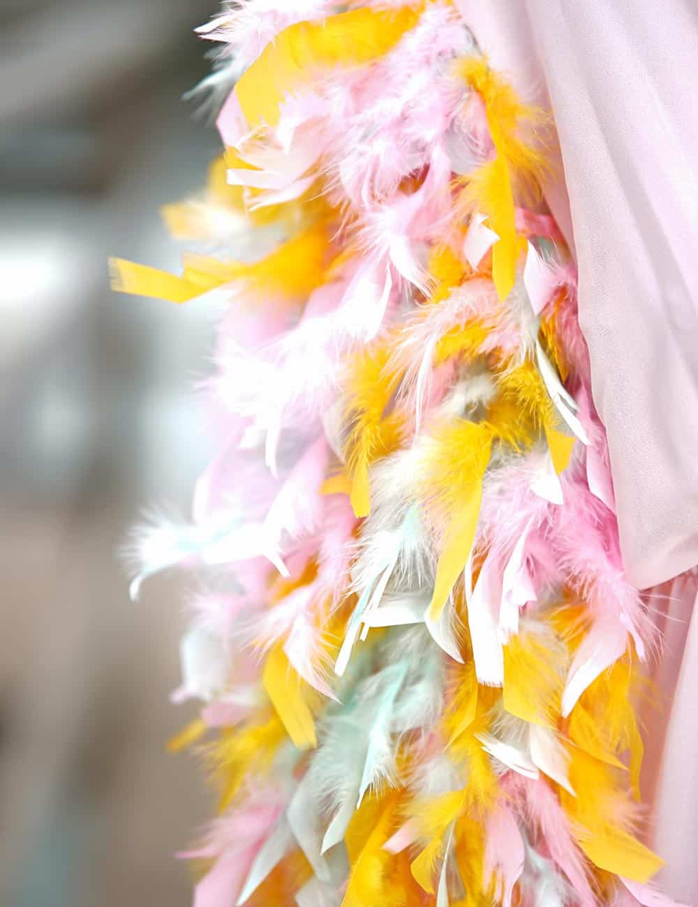 Vestido de coctel con adornos de pluma natural de Isabel Valiente