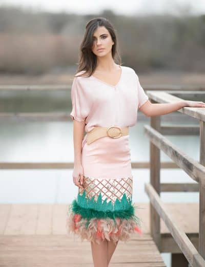 Falda con bordado de pasamanería y pluma natural de Isabel Valiente